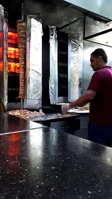 شاورما و كوكتيل الحريف