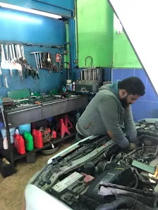 القادة المحترفون لصيانة السيارات الكهربائية والهايبرد