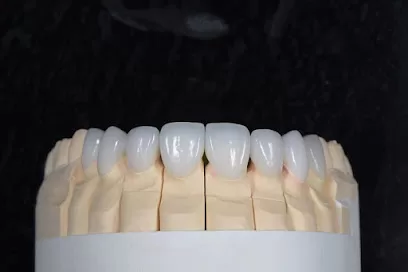 الدكتور بسام الزعبي لطب و زراعة الأسنان