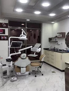 الدكتور حمزة الفقيه لطب وجراحة الفم والاسنان