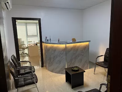 الاستشاري معين احميدي والاخصائي آمراحميدي للتجميل