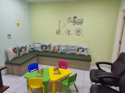 الدكتورة حلا عباس اخصائية طب الأطفال و حديثي الولادة